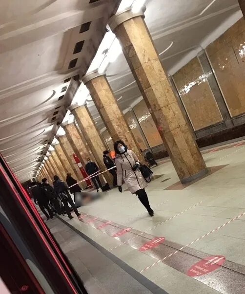Метро первомайская. Метро первомайская фото. Станция первомайская москва. Метро первомайская человек. Станция метро первомайская.