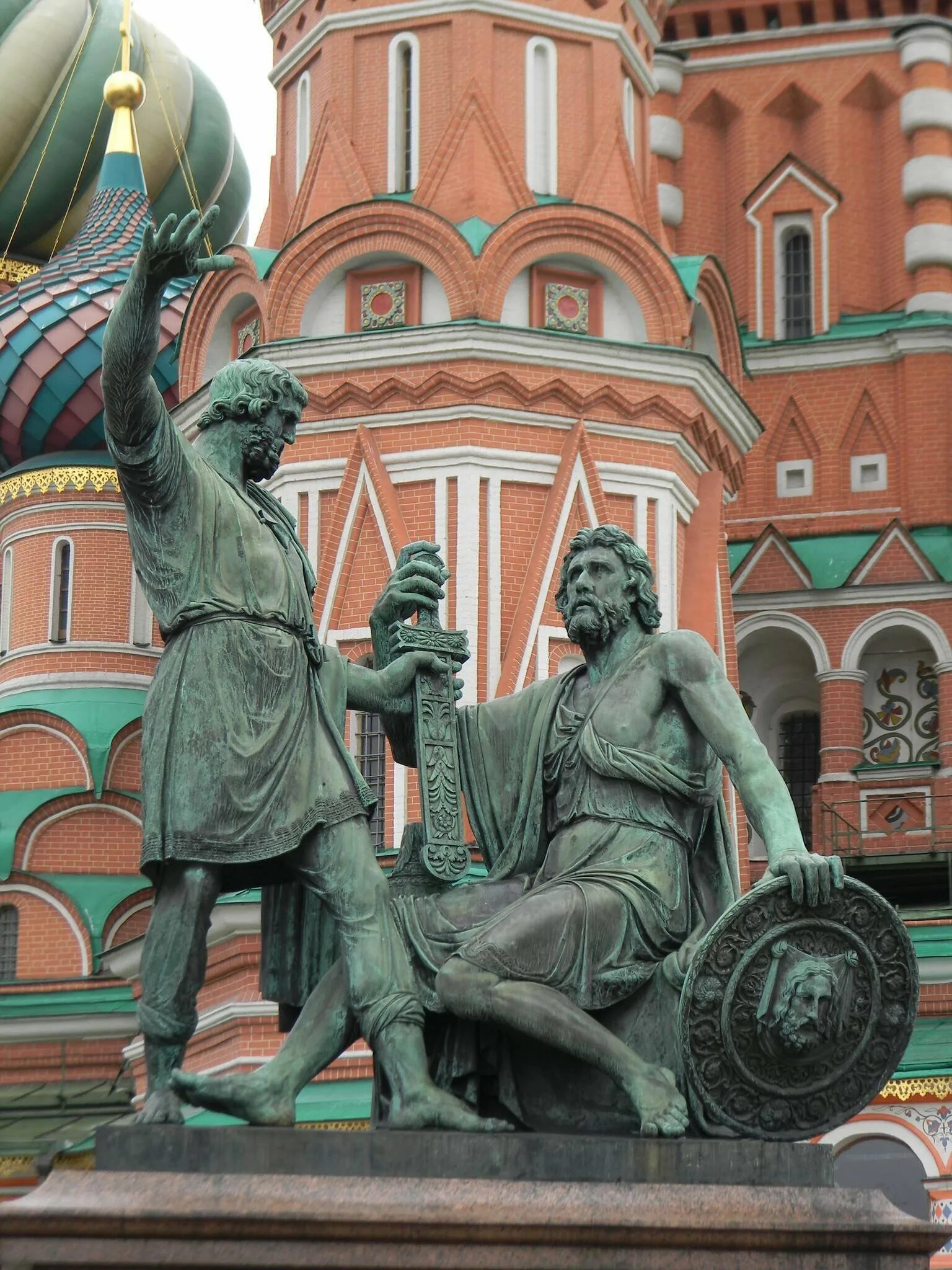 Памятник минину и пожарному. Памятник дмитрию пожарскому в москве. Памятник минину и пожарному. Памятник минину и пожарскому на красной площади в москве. Мартос памятник минину и пожарскому в москве.