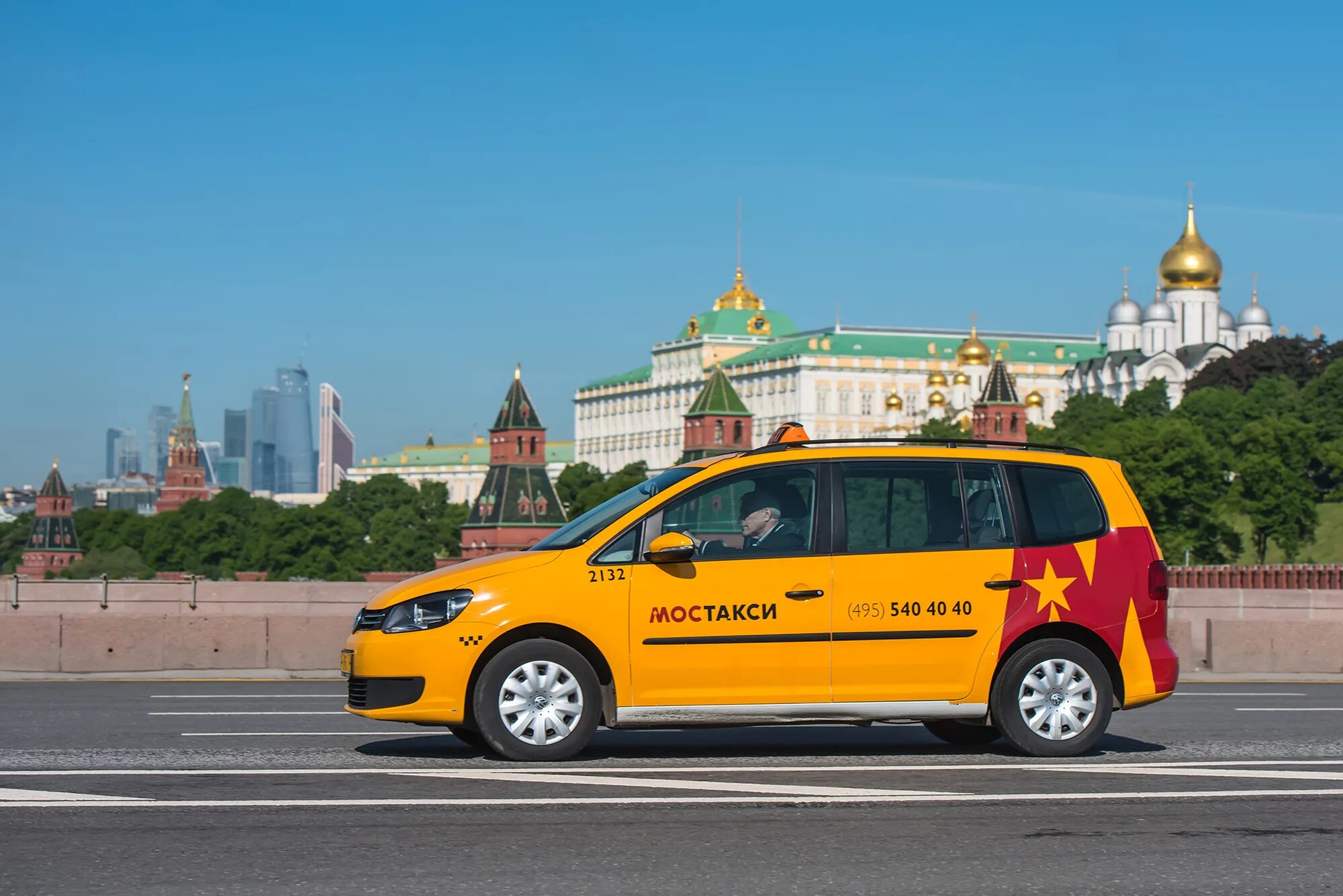 Машины для такси какие года подходят. Маринич МОСТАКСИ. Московское такси. Микроавтобус Фольксваген в МОСТАКСИ.