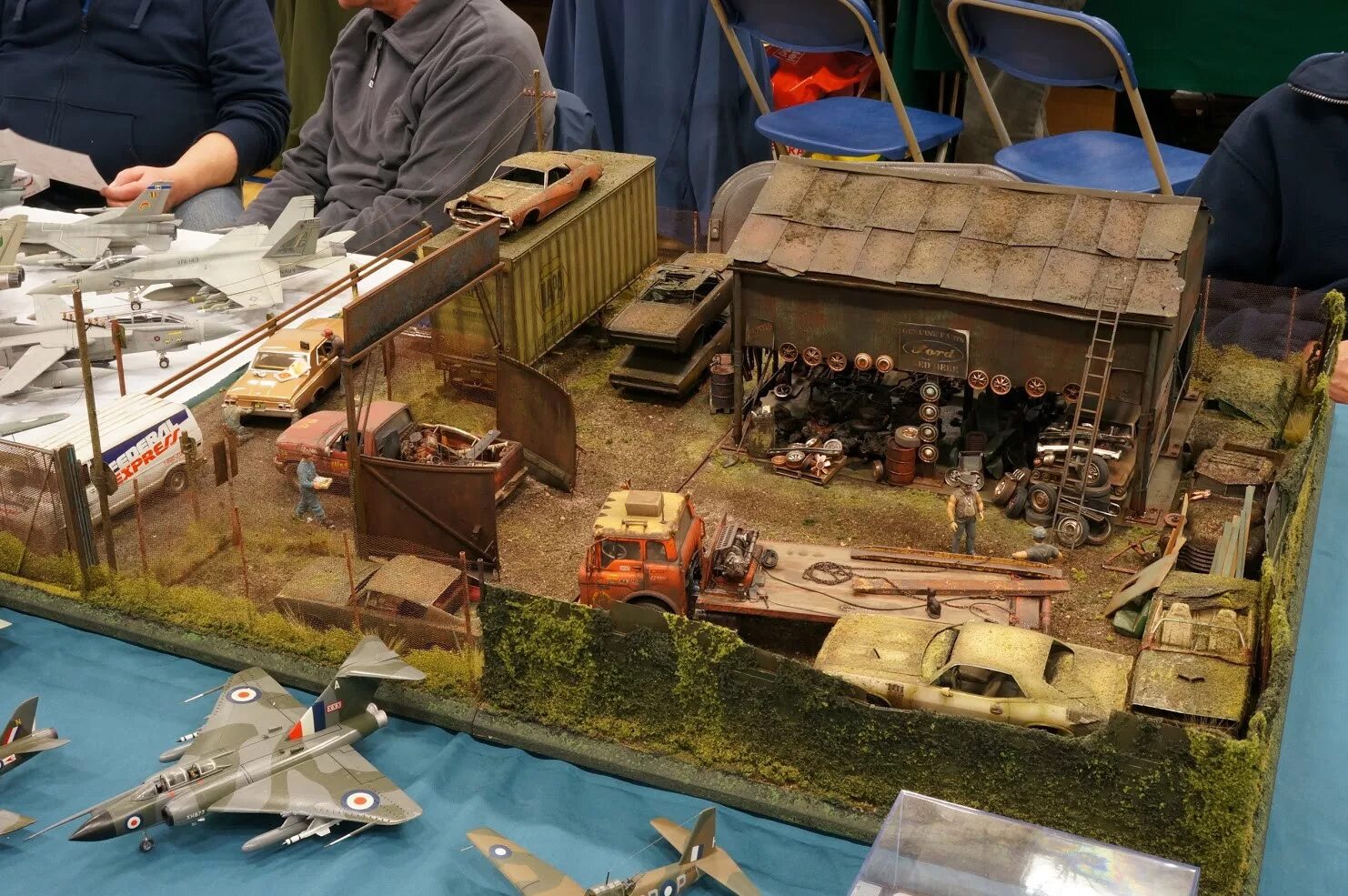 картонный лексус. машинка из картона. масштабные поделки. модель самолета из картона. масштабные поделки.