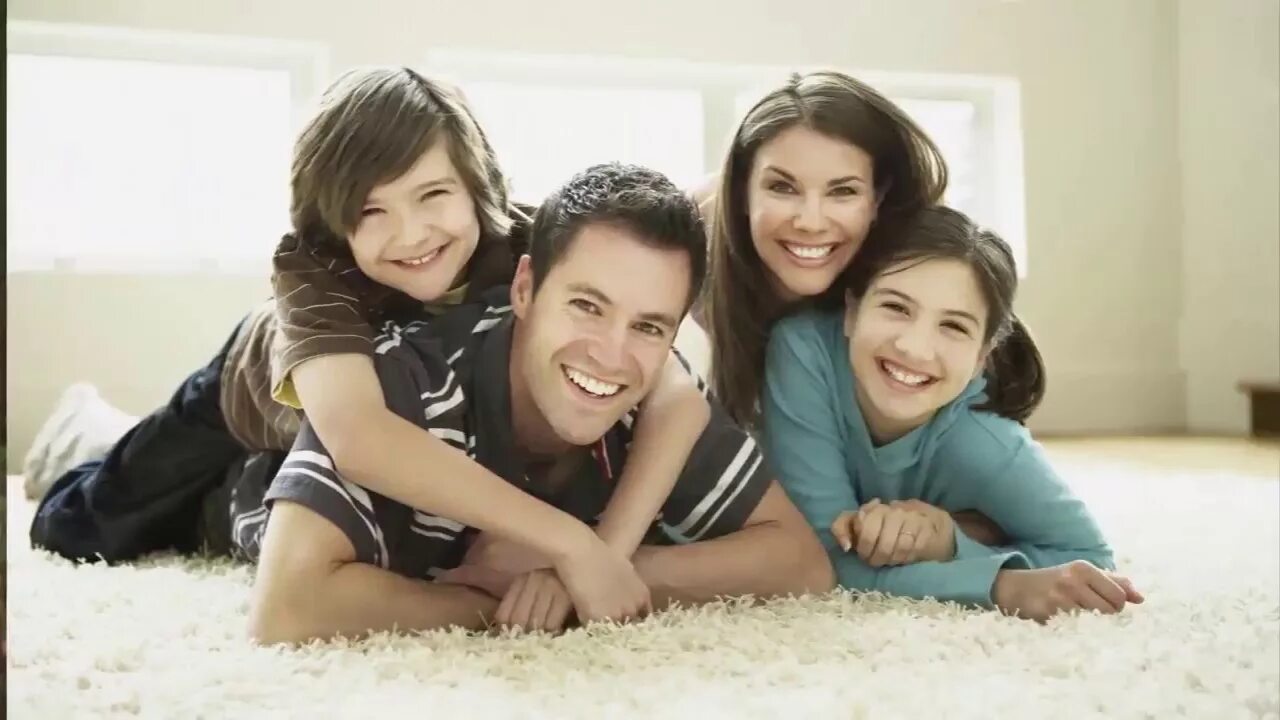 Обнимашки друзей. Discovery familia. Счастливая семья. Семья читает библию. Колумбия семья.