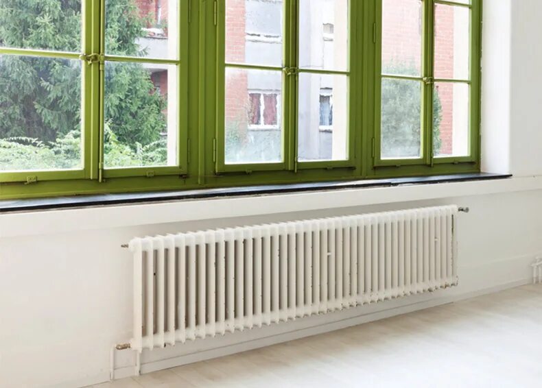 Отопительные окна. Радиатор под окном. Радиатор отопления под окном. Радиатор настенный. Отопительный прибор под окном.