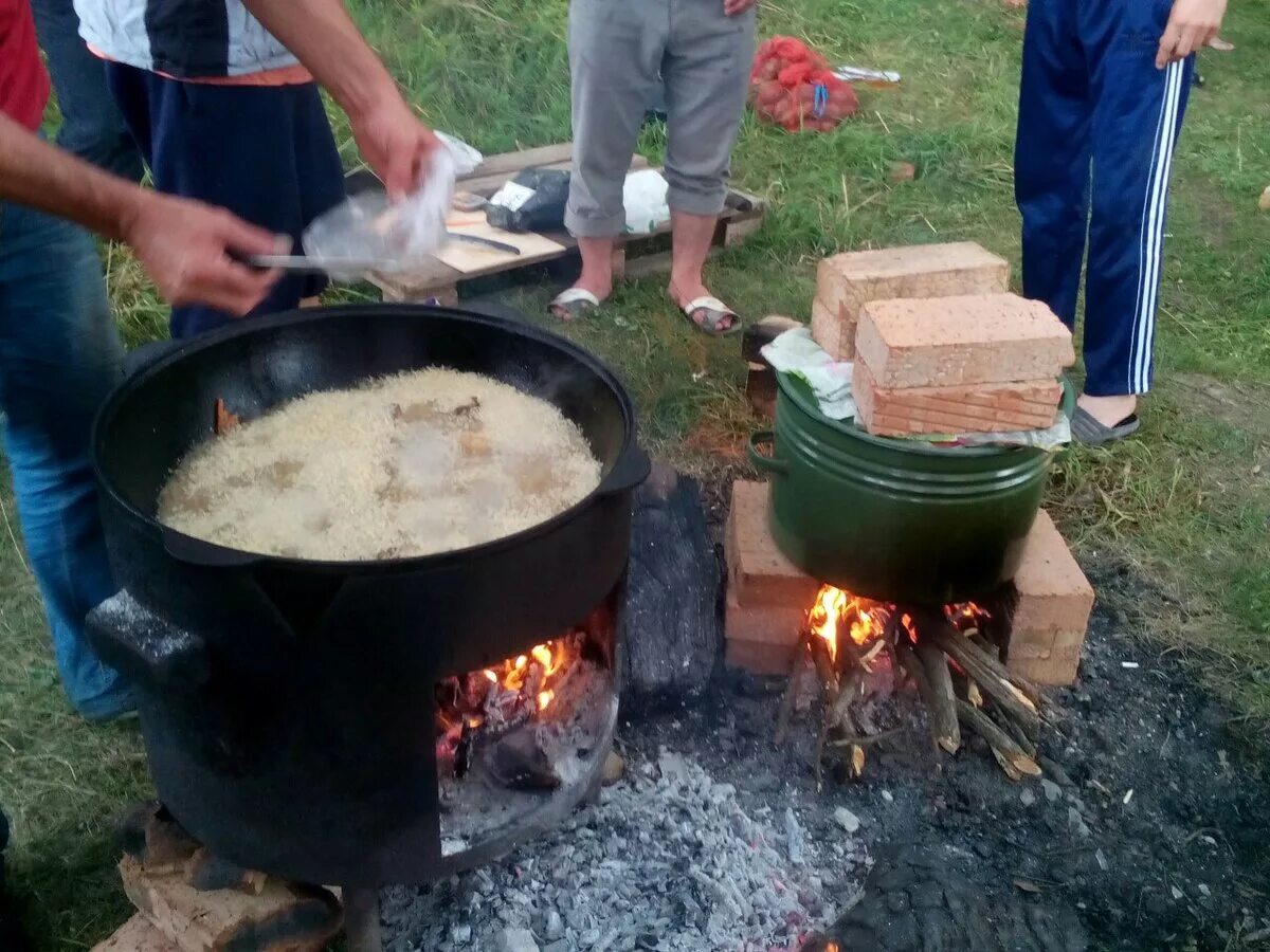 Видео приготовления в казане. Плов в казане на огне. Казаны для плова на костре. Плов в казане на костре. Казан для готовки на природе на даче.