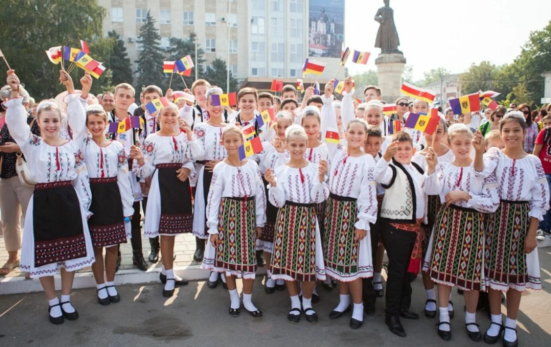 Сколько лет молдове. Праздники Молдовы. Молдавия нация. Молдавия жители. Молдавия люди.