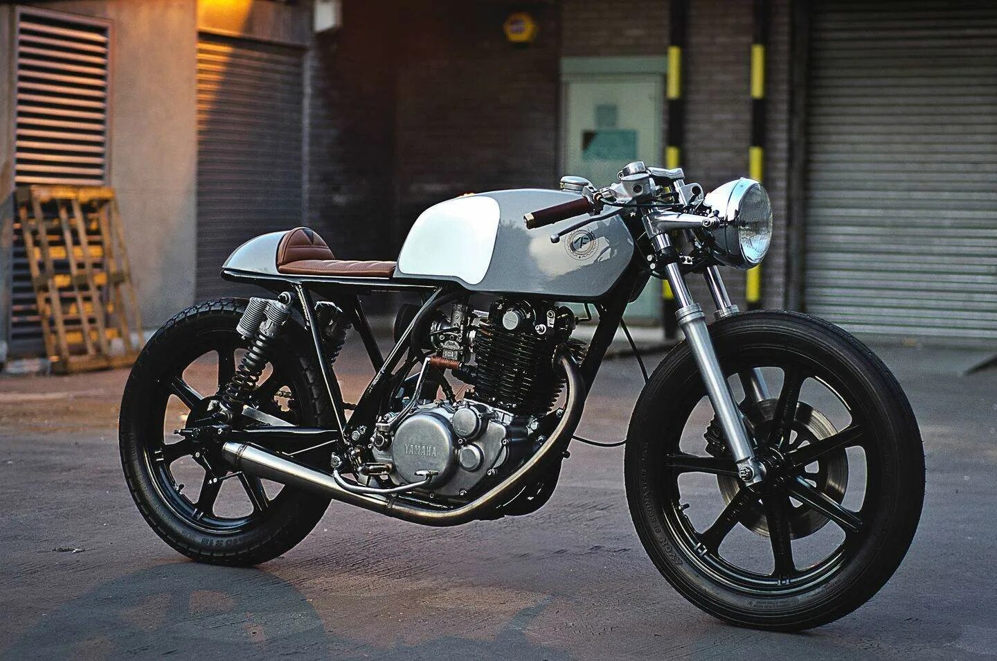 Cafe racer. Yamaha coffee racer. yamaha dx cafe racer. spark 200 кафе рейсер. cafe racer 1979 sr500.