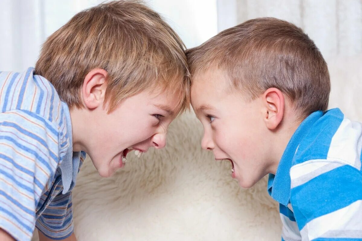 Внимание со стороны родителей. Агрессивный ребенок. Два мальчика ссорятся. Мальчики дерутся. Конфликт между детьми.