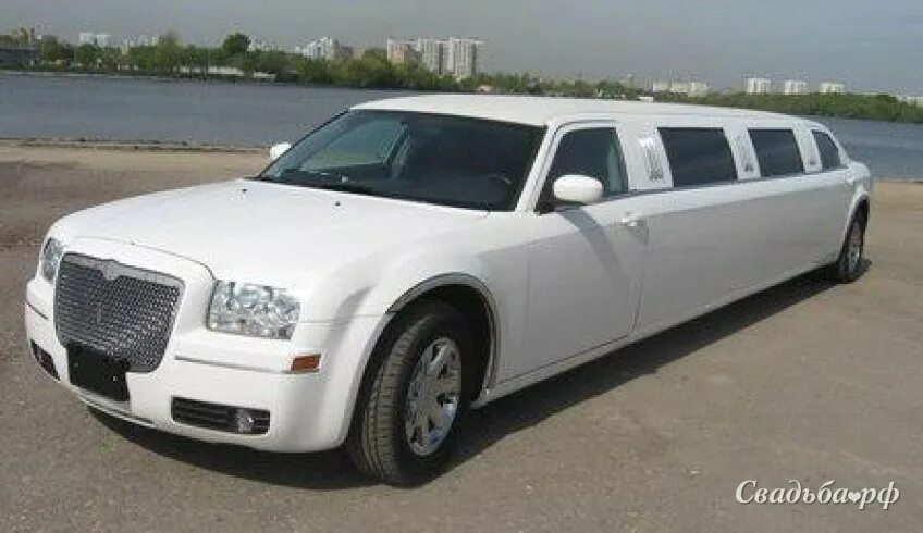 Настоящий лимузин. Инфинити хаммер лимузин. Лимузин аренда керчь. Lincoln town car iii. Лимузин хаммер напрокат в москве.