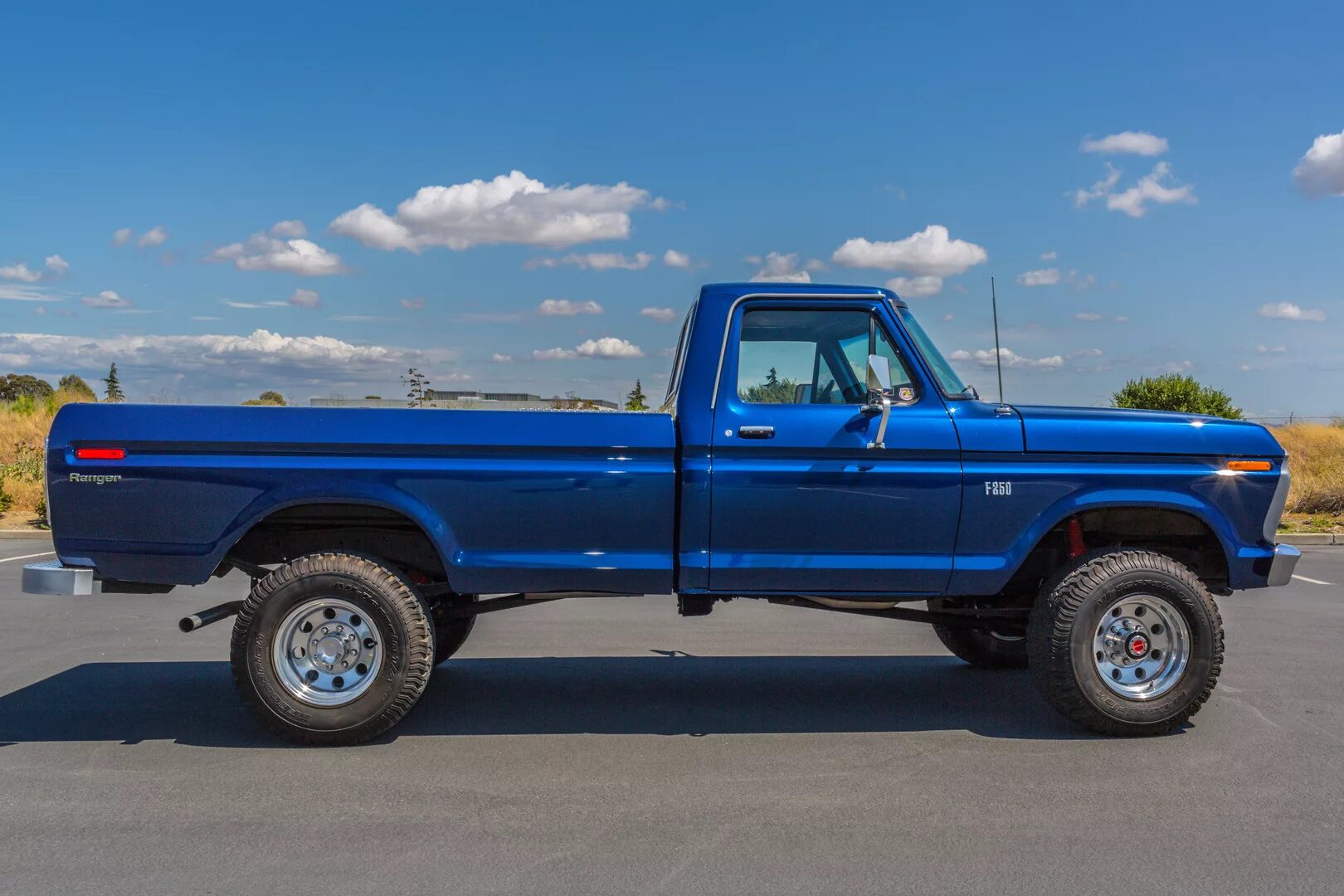 Продажа автомобилей пикап. Ford Pickup f250 1973. Форд пикап легковой. Форд 2х дверный х пикап. Шевроле пикап двухдверный легковой.