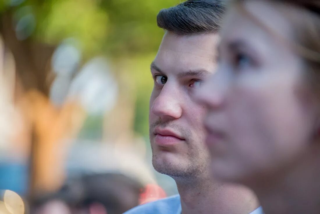 взгляд украдкой. девушка улыбается. красивые скромные девушки. женщина заигрывает. алессандро ди чикко портрет взгляд.