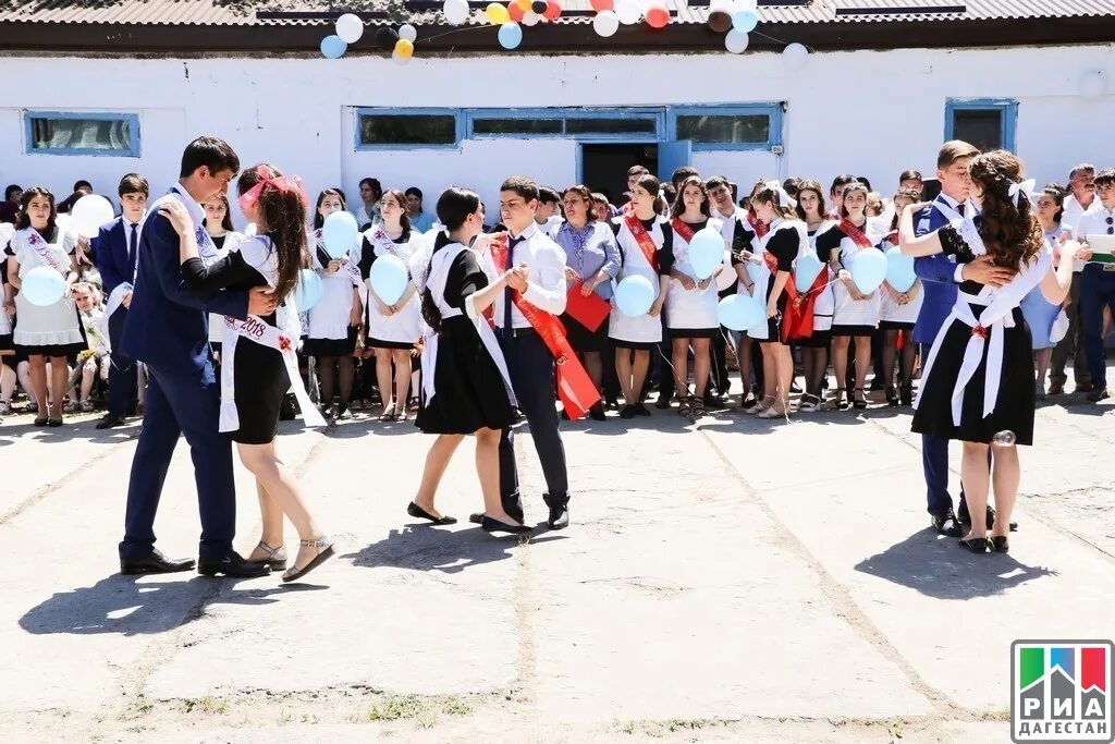 Выпускной в дагестане. Дагестанский звонок. Дылым гимназия. 25 школа махачкала красноармейск. Дагестанский выпускной.