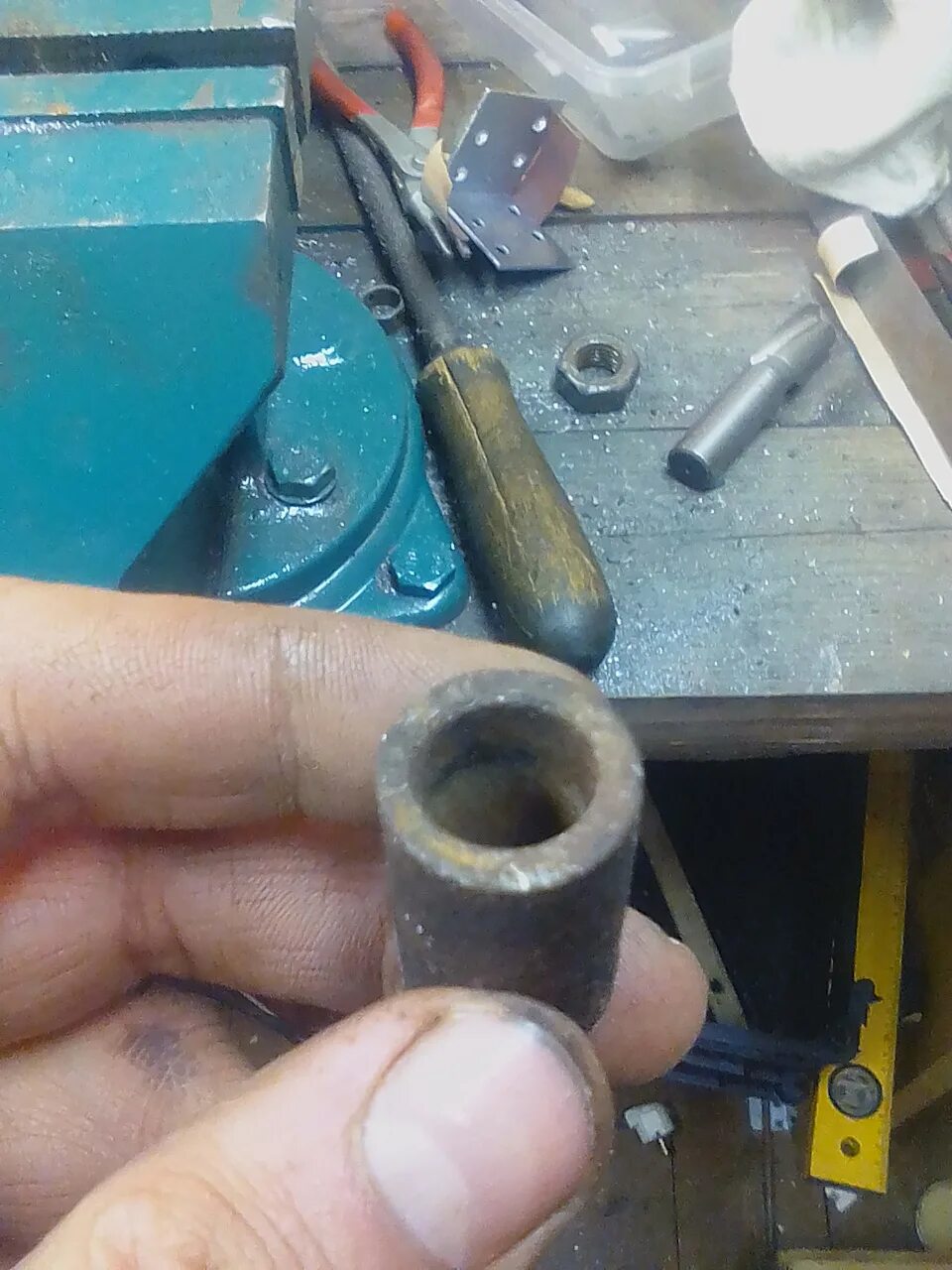 Втулка рулевой рейки ваз 2108 усиленная чертеж. Как установить втулки на ручной мясорубке. Куда вставляется втулка. Втулка стартера ваз ока. Втулка для газлифта офисного кресла.