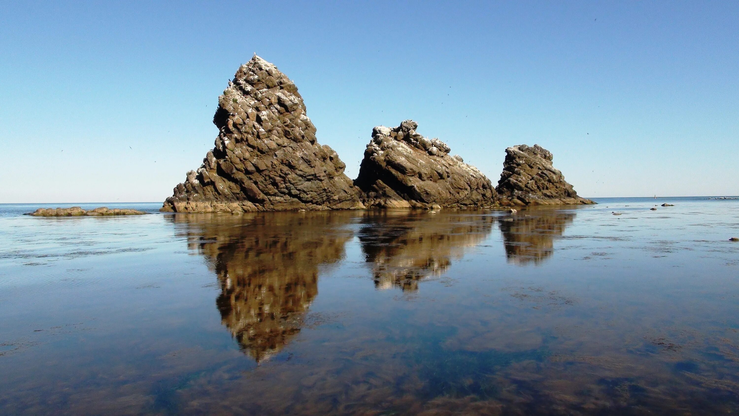 Три брата александровск-сахалинский. Скала три брата александровск сахалинский. Скалы три сестры сахалин. Три брата александровск-сахалинский. Три сестры скалы александровск сахалинский.