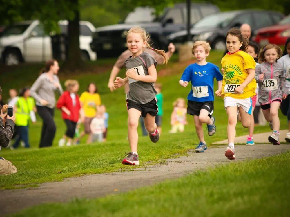 Children do sports. Спорт дети. Дети бегут. Дети бегают. Ребенобежит.