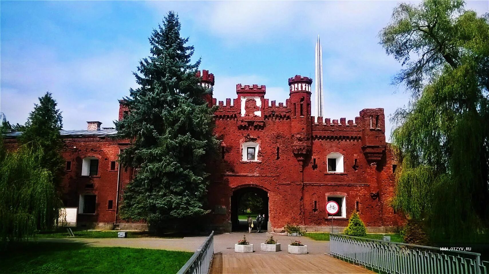 Брестская крепость расположена. Город брест беларусь брестская крепость. холмские ворота брестской крепости. мемориальный комплекс брестская крепость-герой. холмские ворота символ брестской крепости.