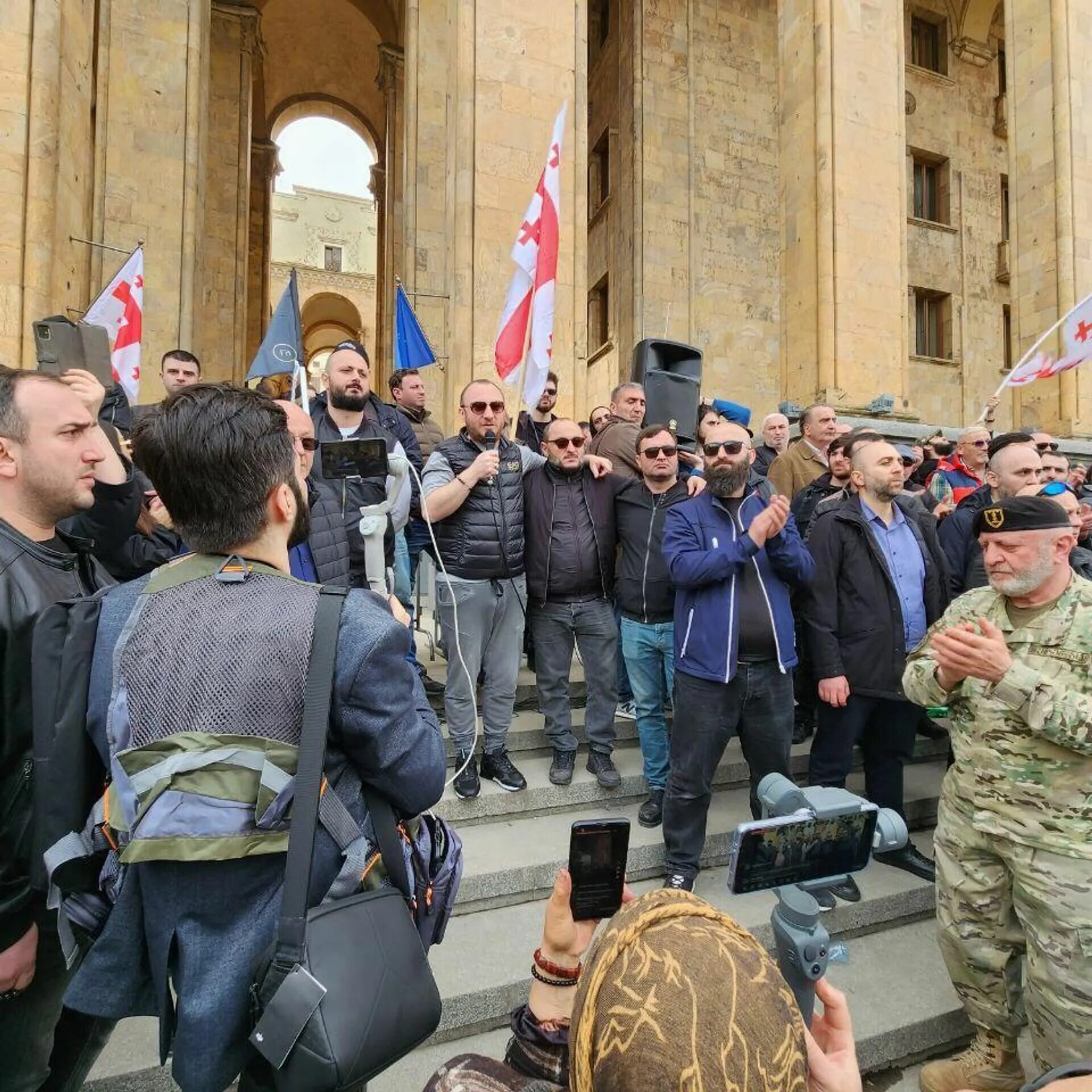 Парламент Грузии 2023. Протесты в Грузии. Грузинские люди. Протесты в Грузии 2023. Грузия события сегодня свежие новости