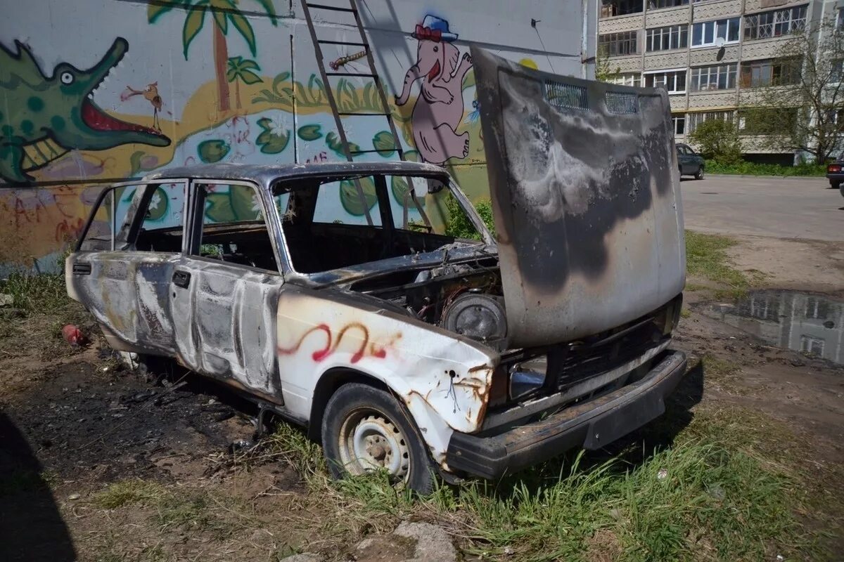 Заброшенный автомобиль во дворе. Заброшенные Жигули. Бесхозные автомобили во дворах. Брошенные машины.