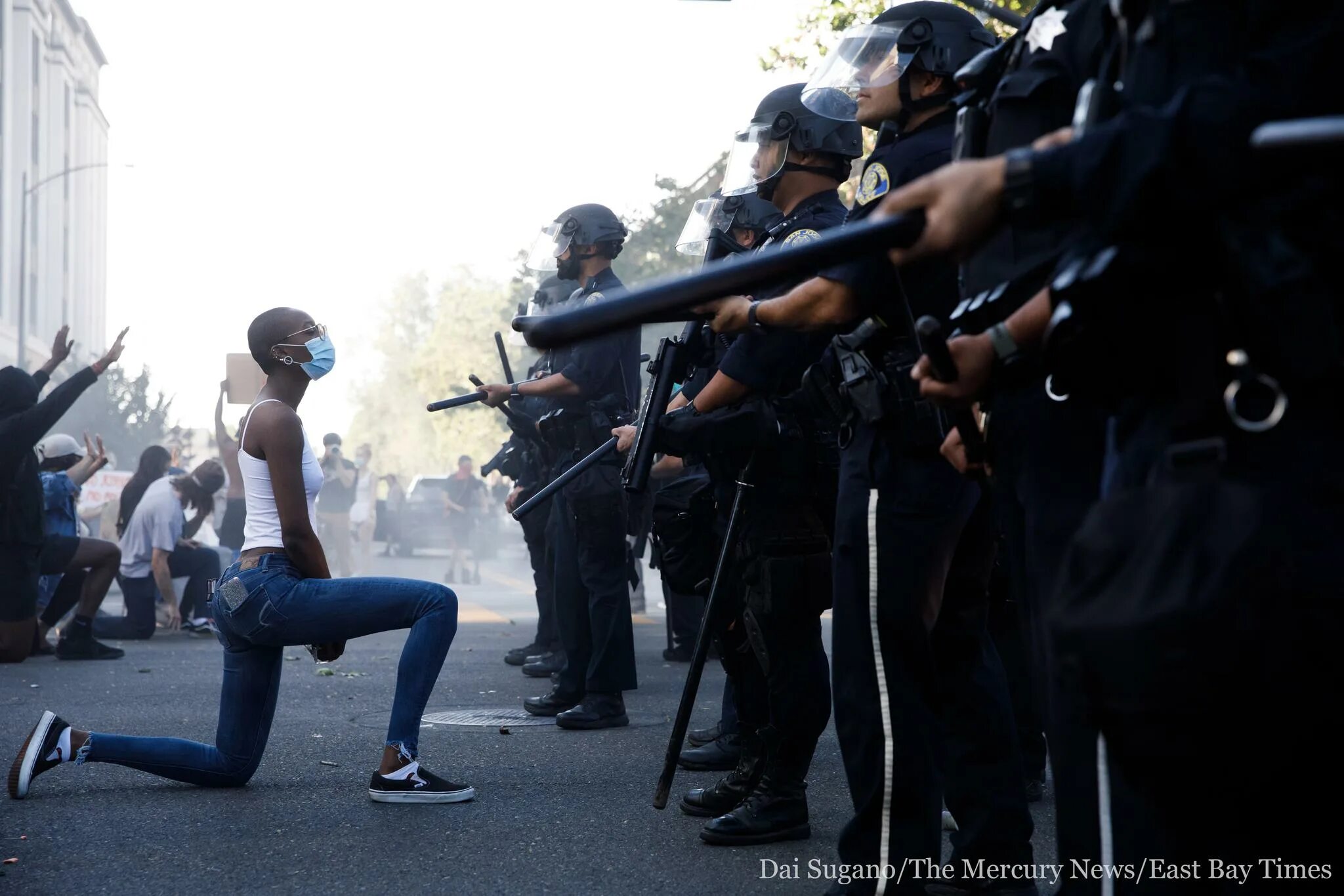 Против негритянки. Протесты чернокожих в США. Массовые беспорядки в США. Митинг негров. Девушка против полиции.
