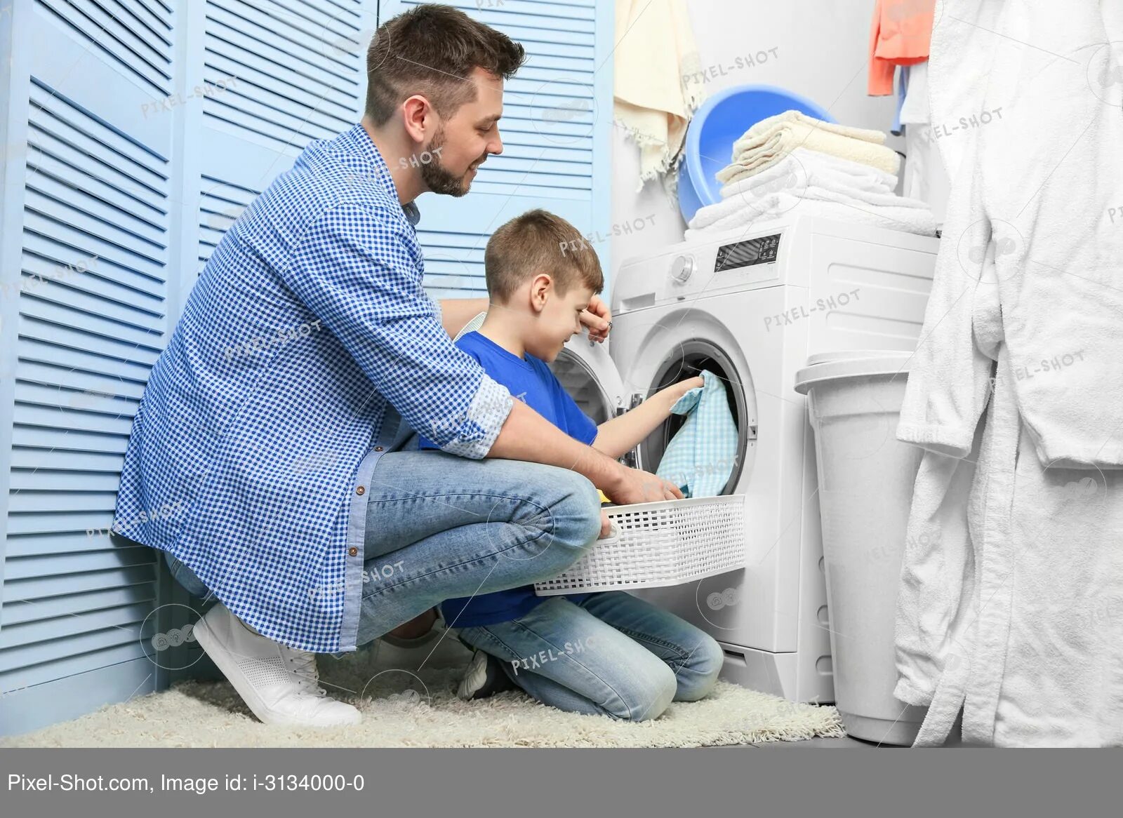 Стирка мужчина. Папа стирает. Папа ребенок стирка. Папа стирает одежду. Boys washing