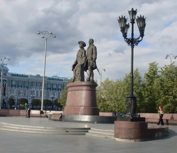 В н татищев создатель какого памятника культуры. Памятник Татищеву и де Геннину в Екатеринбурге. Татищев памятник в Екатеринбурге. Татищев и де Генин памятник в Екатеринбурге. Основатели ЕКБ памятник.