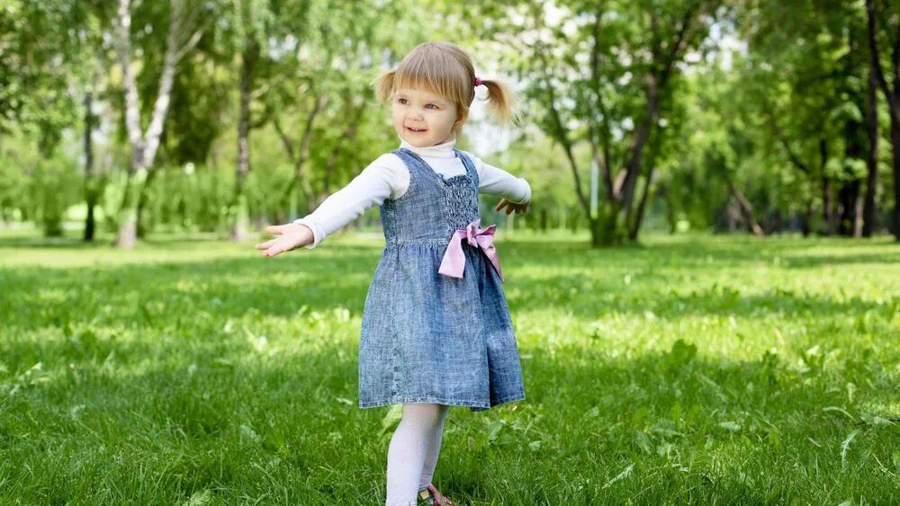 Фотосток девочка стоит учится. Девочка стоя прижимающая куклу к груди. Юлия детский фотограф. Кучерявая девочка и мишка. Дети и природа.