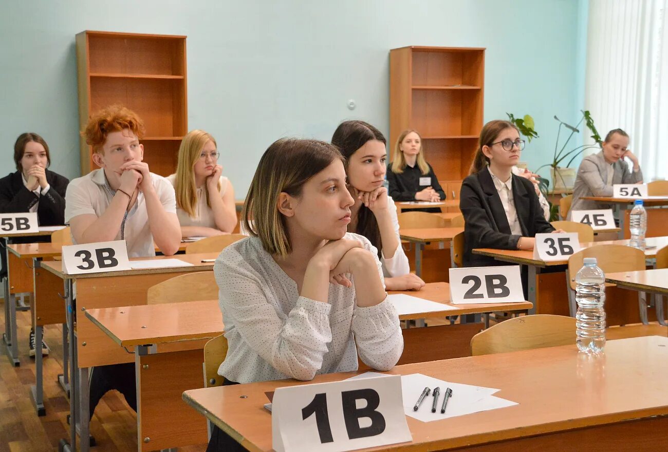 Стенд подготовка к егэ. Сдать егэ в колледже 2023. Сдать егэ в колледже 2023. Подростки в школе россия. Огэ егэ.