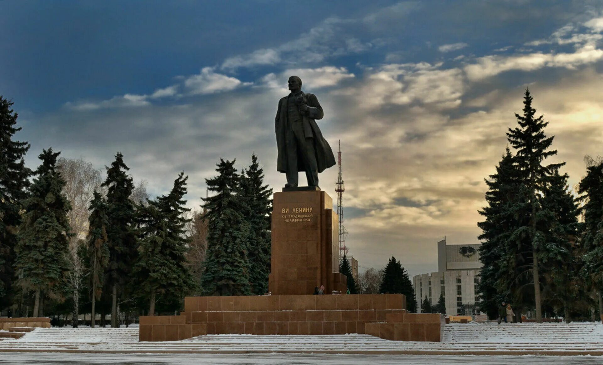 Сквер революции памятник. Памятник Ленину Челябинск. Ленин на площади революции Челябинск. Памятник Ленина Челябинск площадь. Памятник на площади революции Челябинск.