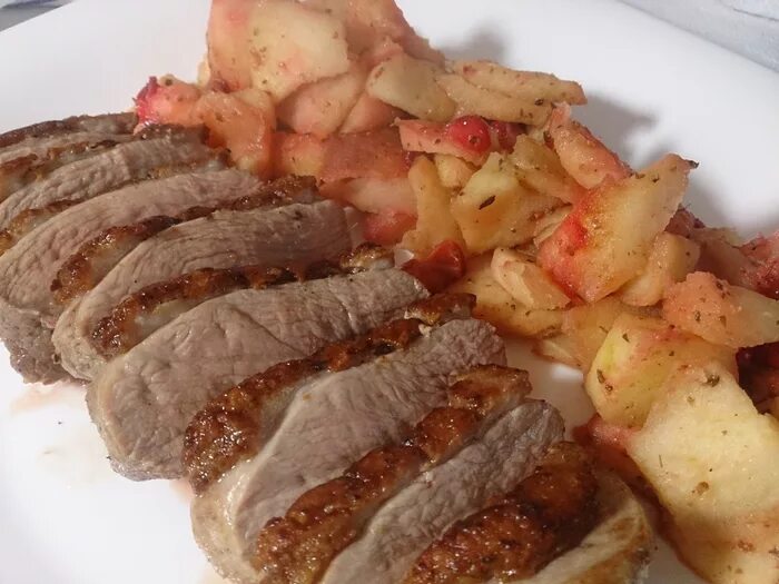 Куриная грудка с яблоками. Утиная грудка запеченная в духовке. Гусь фаршированный яблоками и черносливом. Куриная грудка запеченная с яблоками. Грудка с яблоками в духовке.