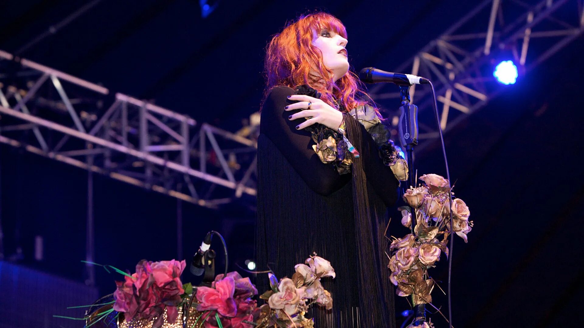 Florence the machine over the. Группа florence and the machine. флоренс уэлч. florence and the machine концерт. флоренс музыкантша.