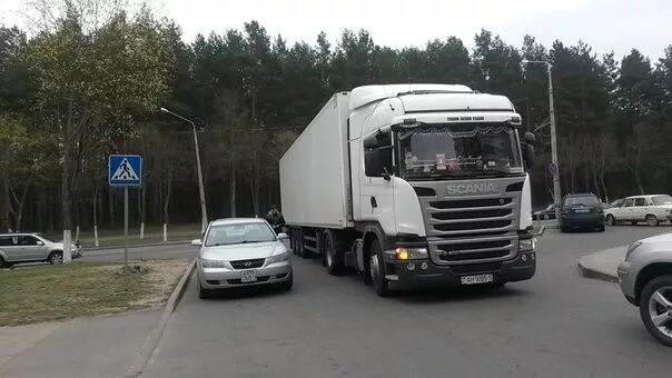 Фура лексус. Стоянка фур. фура возле дома. фуры на парковке летом.