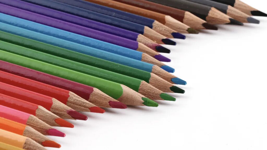 Карандаши цветные. Цветные карандаши на белом фоне. Красивые карандаши. Яркие цветные карандаши.