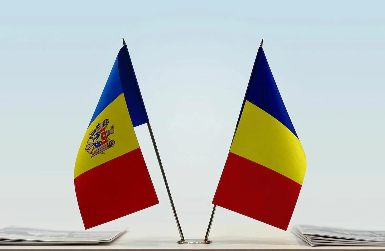 Молдова и молдова одно и тоже. Флаг Молдовы и Румынии. Флаг Молдавии и флаг Румынии. Флаги Республики Молдавии и Румынии. ВФЛАГИ Молдавия флаги Румыния.