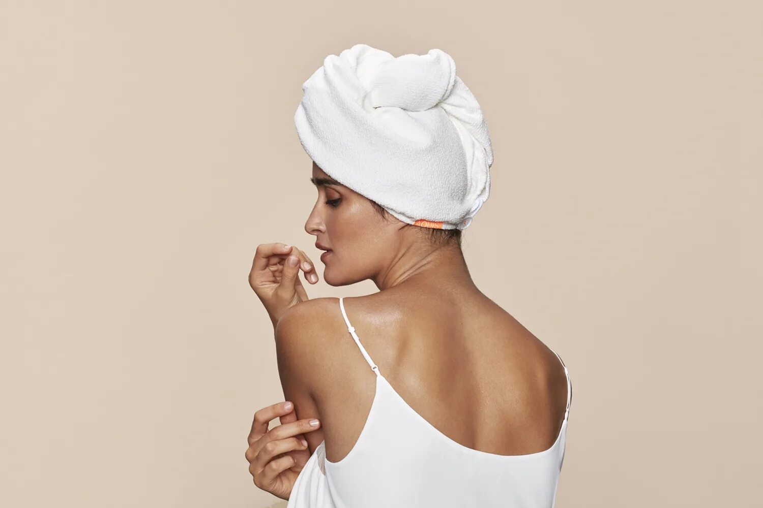 Девушка в полотенце. Полотенце для волос. Полотенце на голове. Женщина с полотенцем на голове. Хлопок в голове