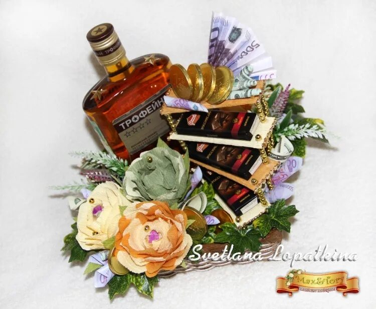 Конфетный букет с коньяком. Украсить бутылку коньяка на праздник осени. Мужской букет из коньяка и закуски. Букет с коньяком для мужчин. Съедобный букет с коньяком.