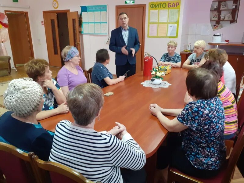 Реабилитационный центр для пожилых людей. Пожилые люди в стационарных учреждениях. Пенсионеры в библиотеке. Реабилитация граждан пожилого возраста. Центр дневного пребывания для инвалидов и пожилых.