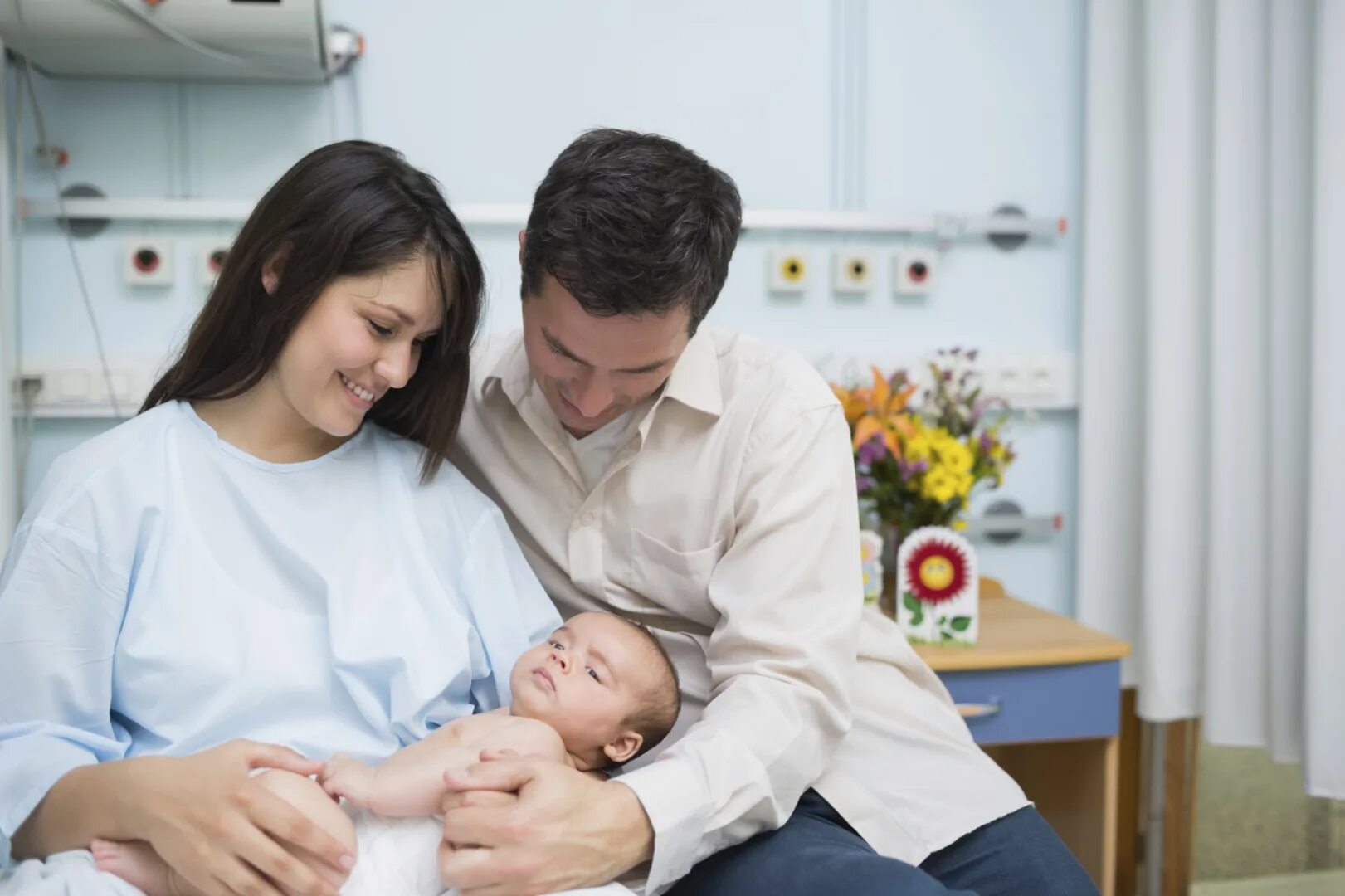 Женщина с ребенком в роддоме. Семья в роддоме.