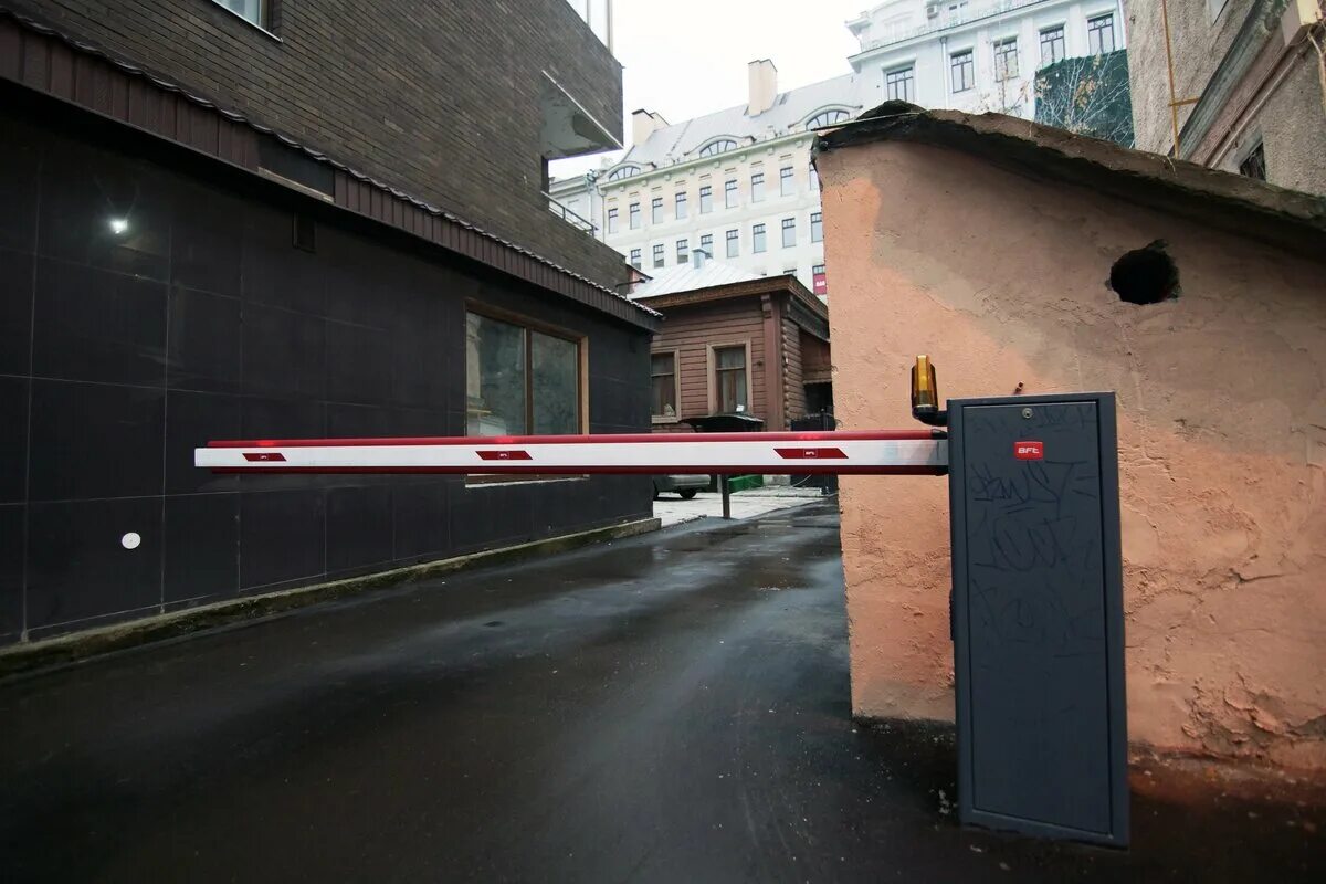Шлагбаум в мкд. Антивандальный шлагбаум. шлагбаум во дворе. старый шлагбаум. шлагбаум мкд.