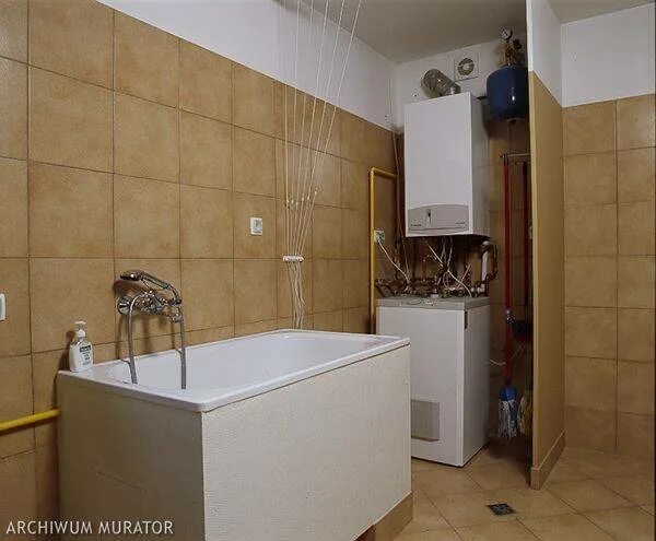 Можно установить газовый котел в ванной. Ванна в котельной. напольный котел в ванной. котельная и ванная в частном доме. санузел совмещенный с бойлерной.