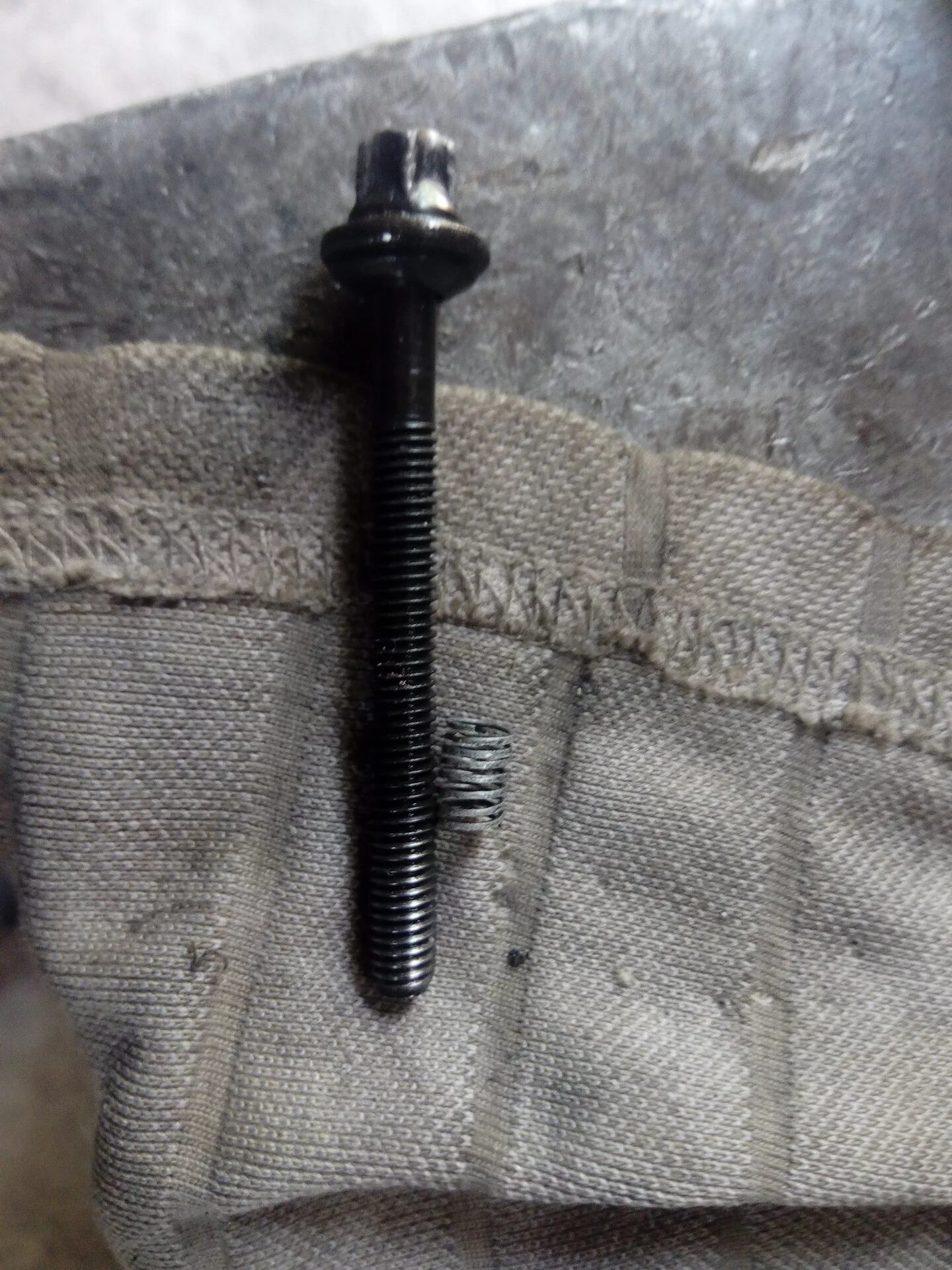 Болт подушки двигателя веста. Вырвало болты крепления. Вырвало болты крепления. Лопнул торсион монтеро спорт. Крепеж балки ваз 2106.