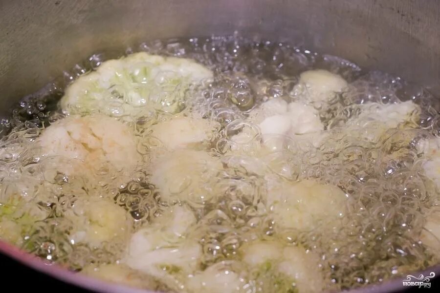 Капуста кипит. Суп из цветной капусты .капусту бросают в кипящую воду?. Сколько варятся клецки в супе. Сколько варить цветную капусту замороженную в кастрюле.