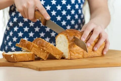 Сон резала хлеб ножом