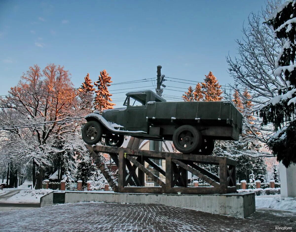 Памятник полуторке. Мемориал дорога жизни Ладожское озеро. Музей дорога жизни Ладожское озеро. Мемориал легендарная полуторка. Памятник дорога жизни блокадного Ленинграда.