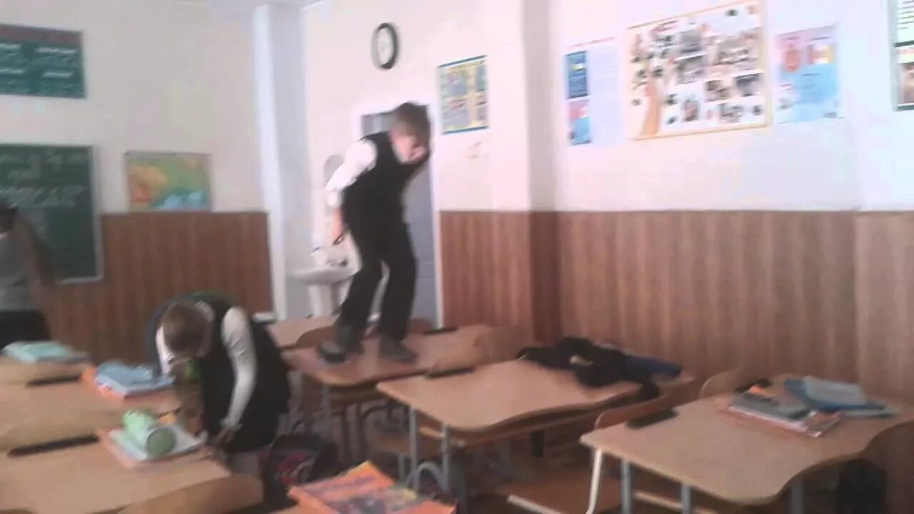 Залезть под парту