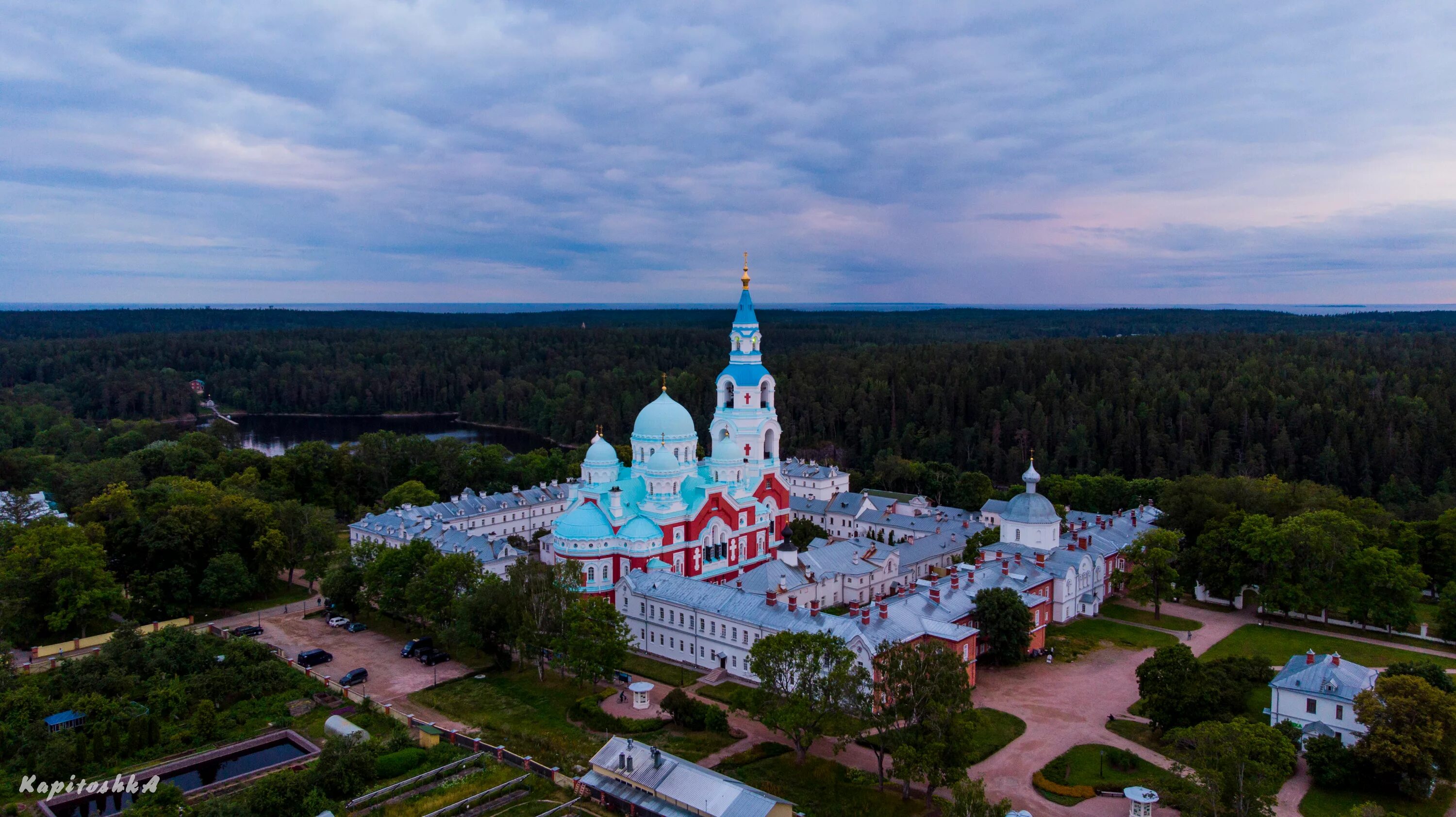 Монастырь на левом берегу. Валаамский Спасо-Преображенский монастырь. Валаамский Спасо-Преображенский монастырь в Карелии. Преображенский монастырь Валаам.