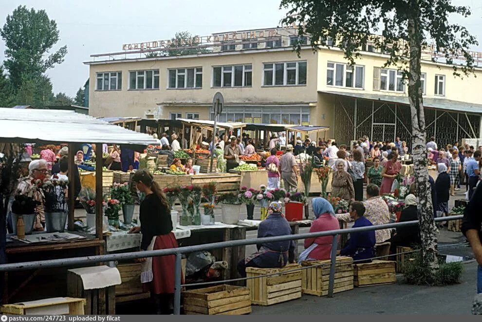 Базар году. Базар году. Рижский рынок в 90-е. Продуктовый рынок. Старый базар город барнаул.