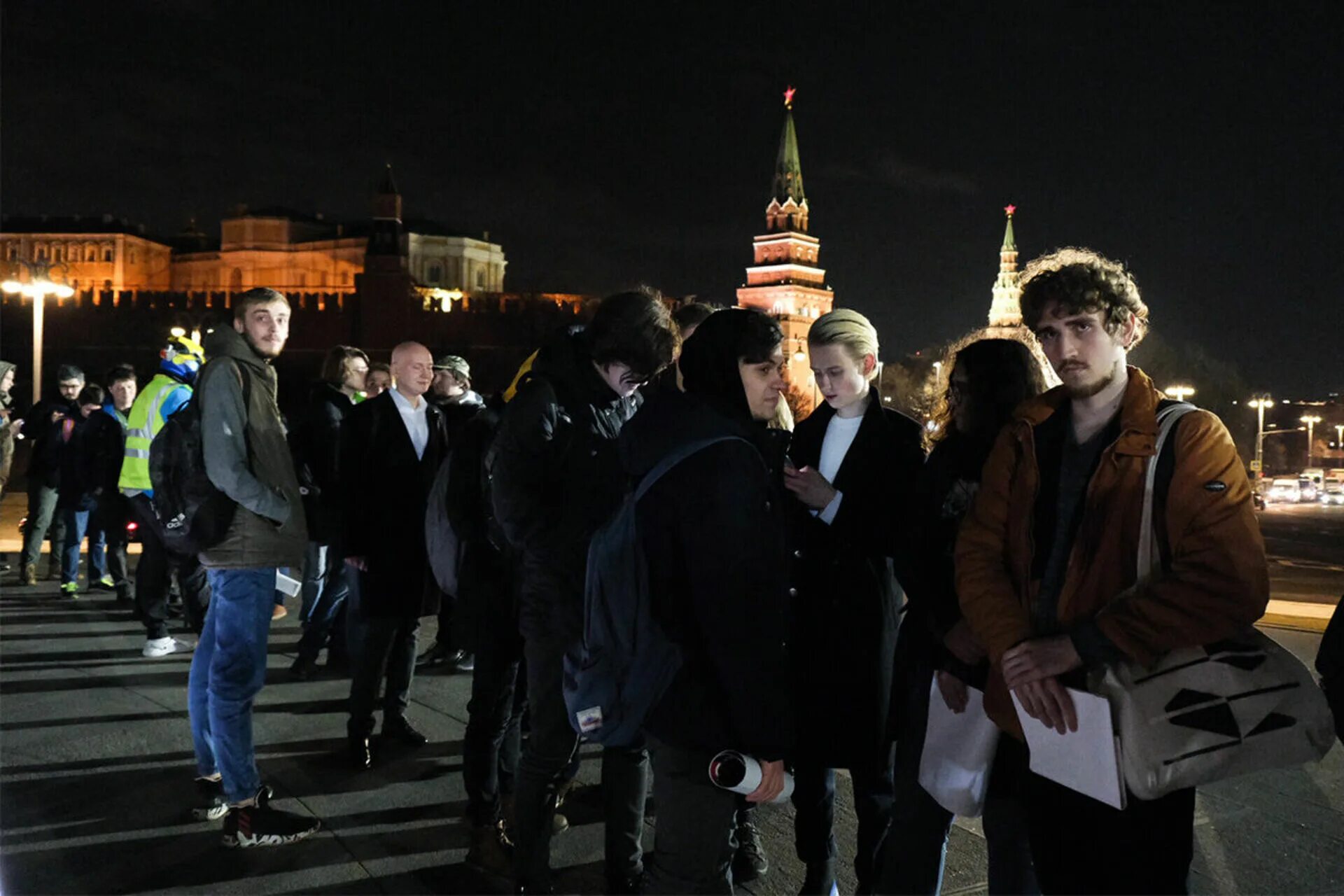 5 новых новостей. Митинг у Кремля. Кремль толпа. Чел на фоне Кремля. Митинг в Московском Кремля.