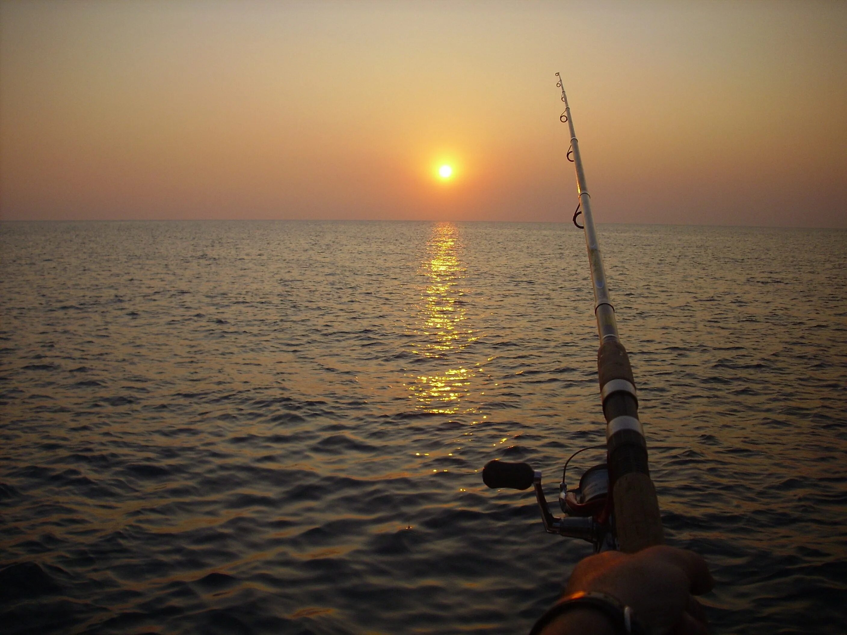 Рыбаки в море. Удочка в море. Рыбак на закате. Рыбалка на черном море. Рыбалка на море на спиннинг