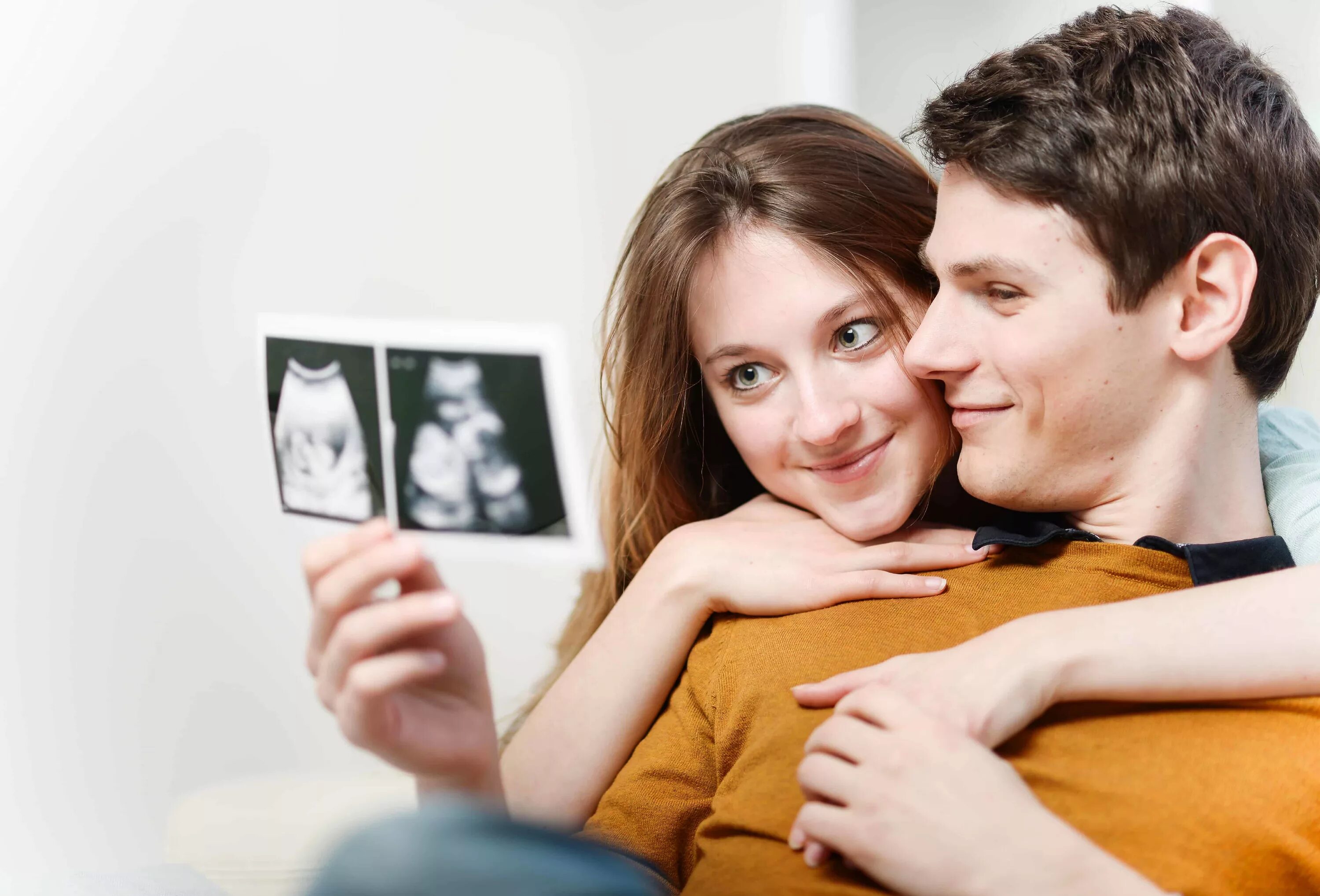 Будущие родители. Фотосессия будущих родителей. Пара мечтает о ребенке. Пара мечтает о семье. Желание стать мамой