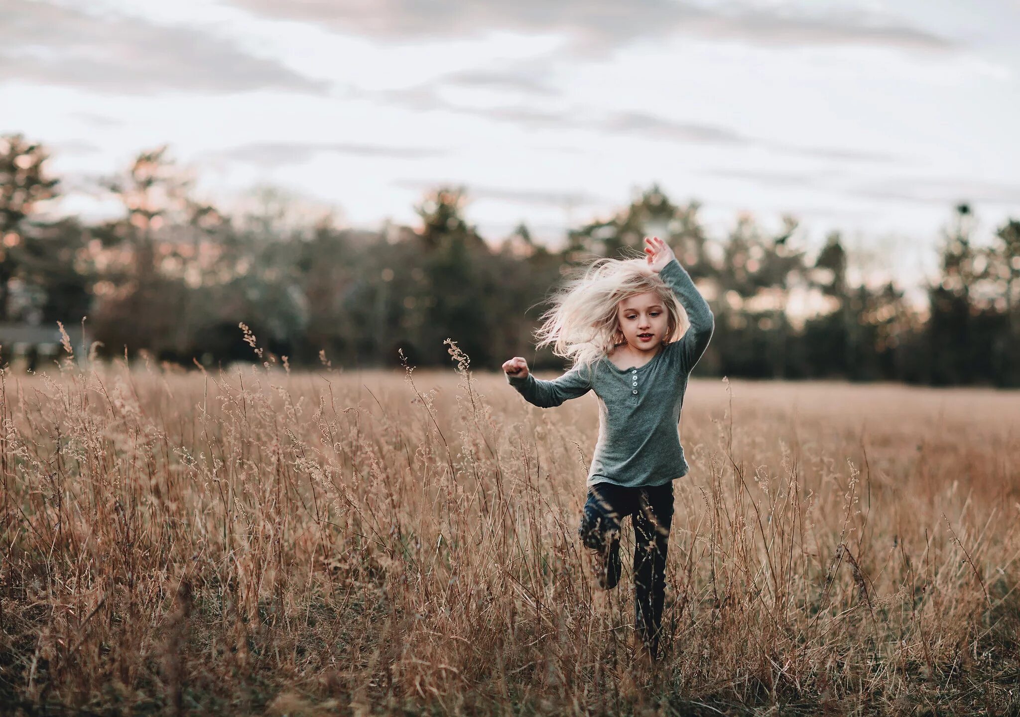 Field children. Девочка бежит. Дети в поле. Дети бегут. Девочка бежит в поле.