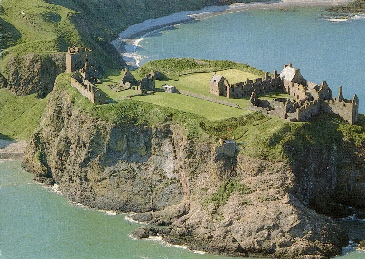 Неприступная крепость это. Замок Данноттар, Стонхейвен, Шотландия.. Данноттар неприступный замок Шотландии. Замок Данноттар Абердиншир Шотландия 15-16 век. Замок донатор в Шотландии.