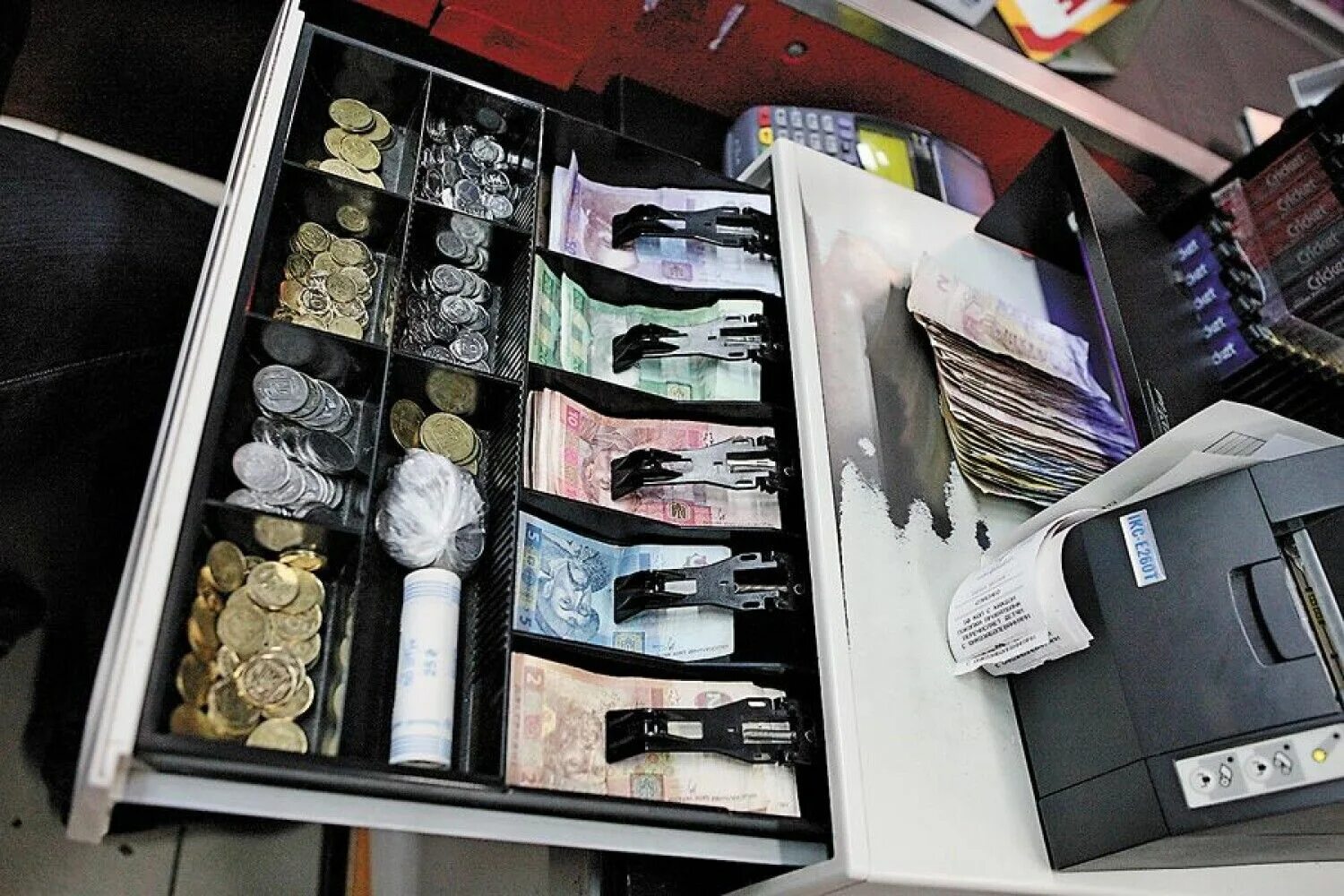 В кассе можно хранить. Хранение денег. Кассовый аппарат с деньгами. Касса для денег в магазин. Для купюр хранение.